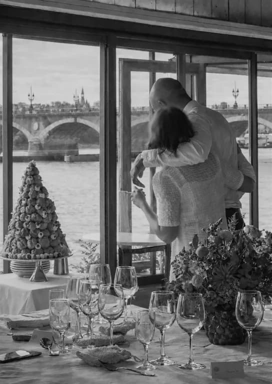 Mariés et pièce montée devant la Garonne