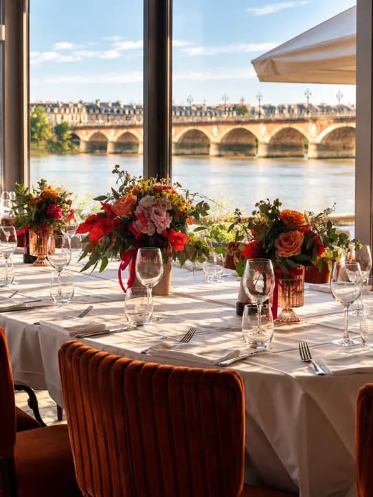 Table de mariage fleurie face au Pont de Pierre