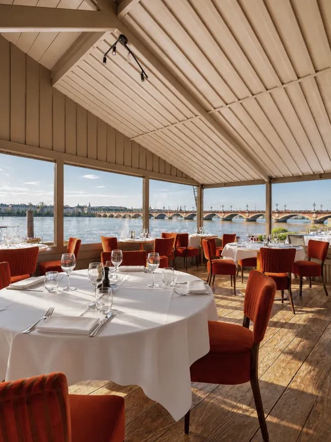La véranda du Café du Port, tables dressées face à la Garonne