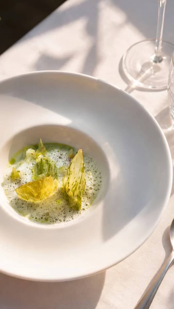 Assiette signature dressée sur une assiette blanche texturée