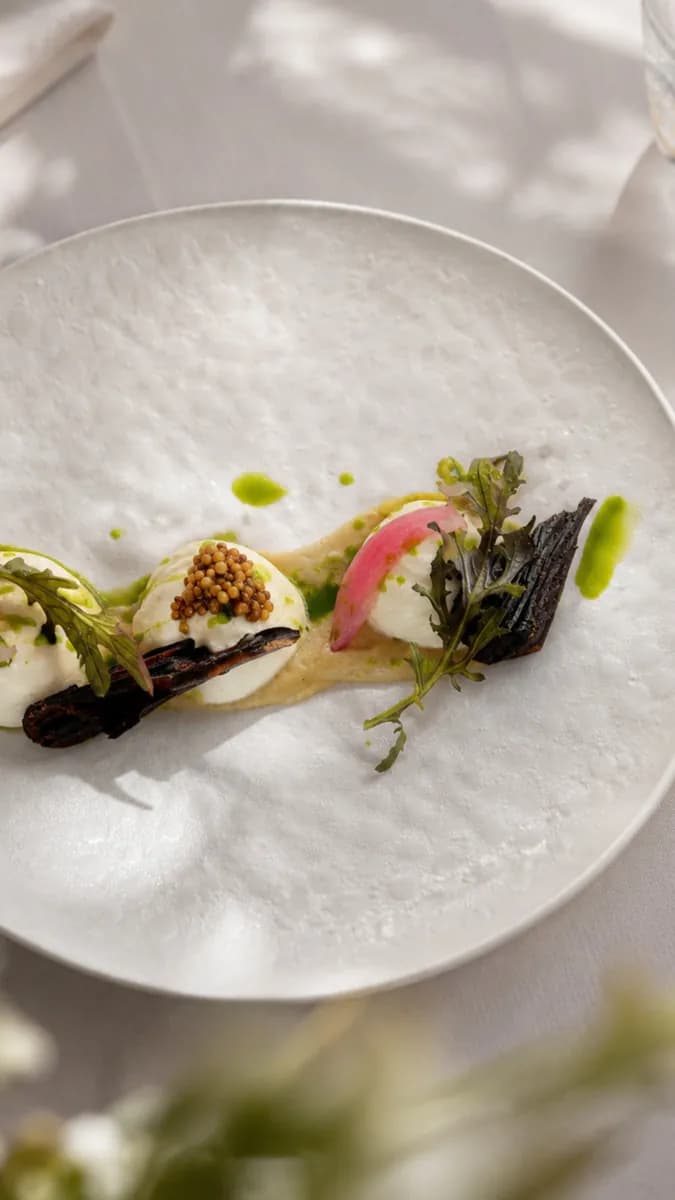 Assiette creuse de saison aux fleurs comestibles