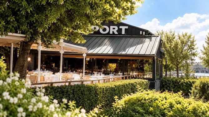 Le Café du Port et sa terrasse arborée en bord de Garonne