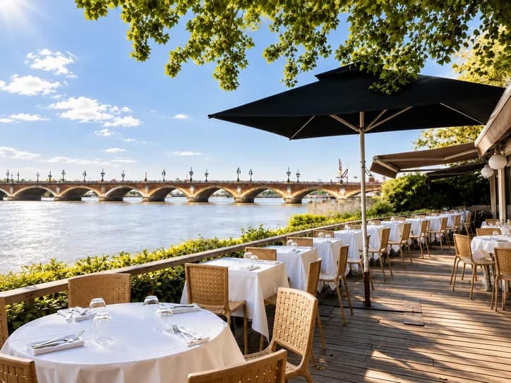 Terrasse dressée face au Pont de Pierre